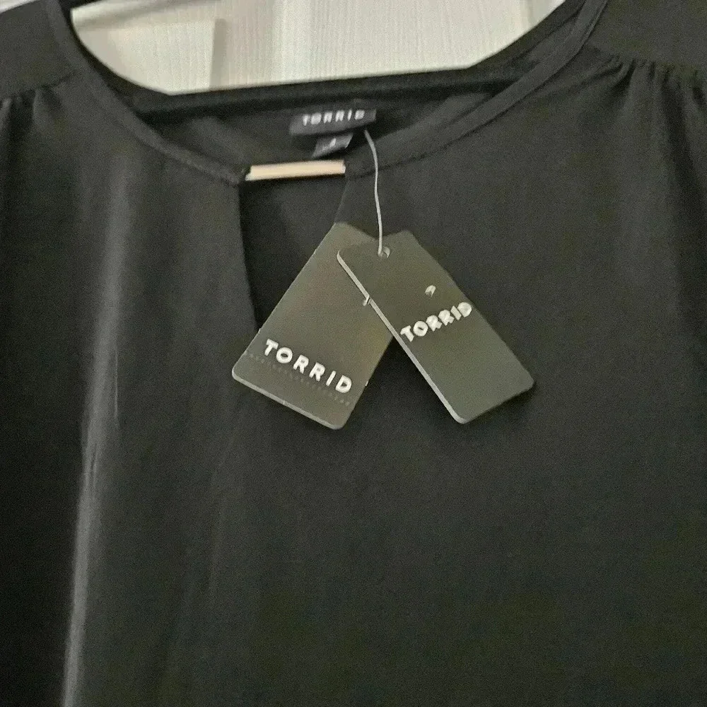 Torrid Sleeveless Flowy Tank Blouse Black (sz 4/4x/26) NWT - Picture 4 of 4
